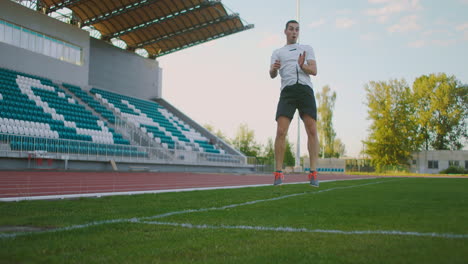 Ein-Fußballspieler-In-Ausrüstung-Auf-Einem-Fußballfeld-In-Der-Nähe-Der-Tribüne-Erhält-Einen-Pass-Und-Rennt-Mit-Einem-Fußball-In-Zeitlupe-Davon